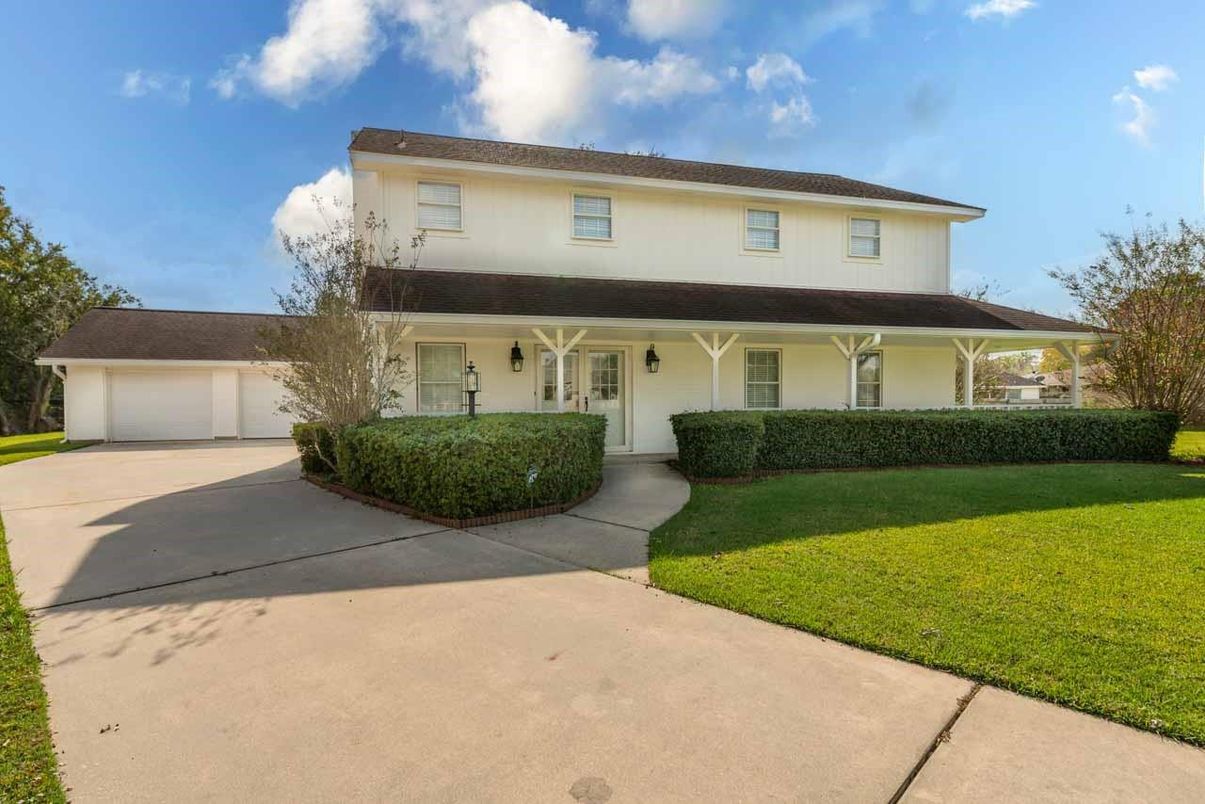 Attached, Exterior, Facade, Split Level