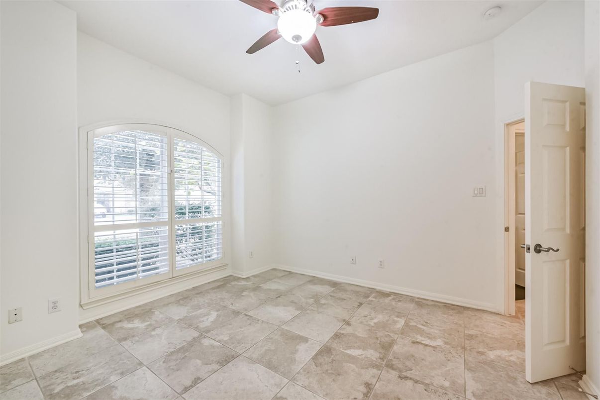 Empty room, Interior