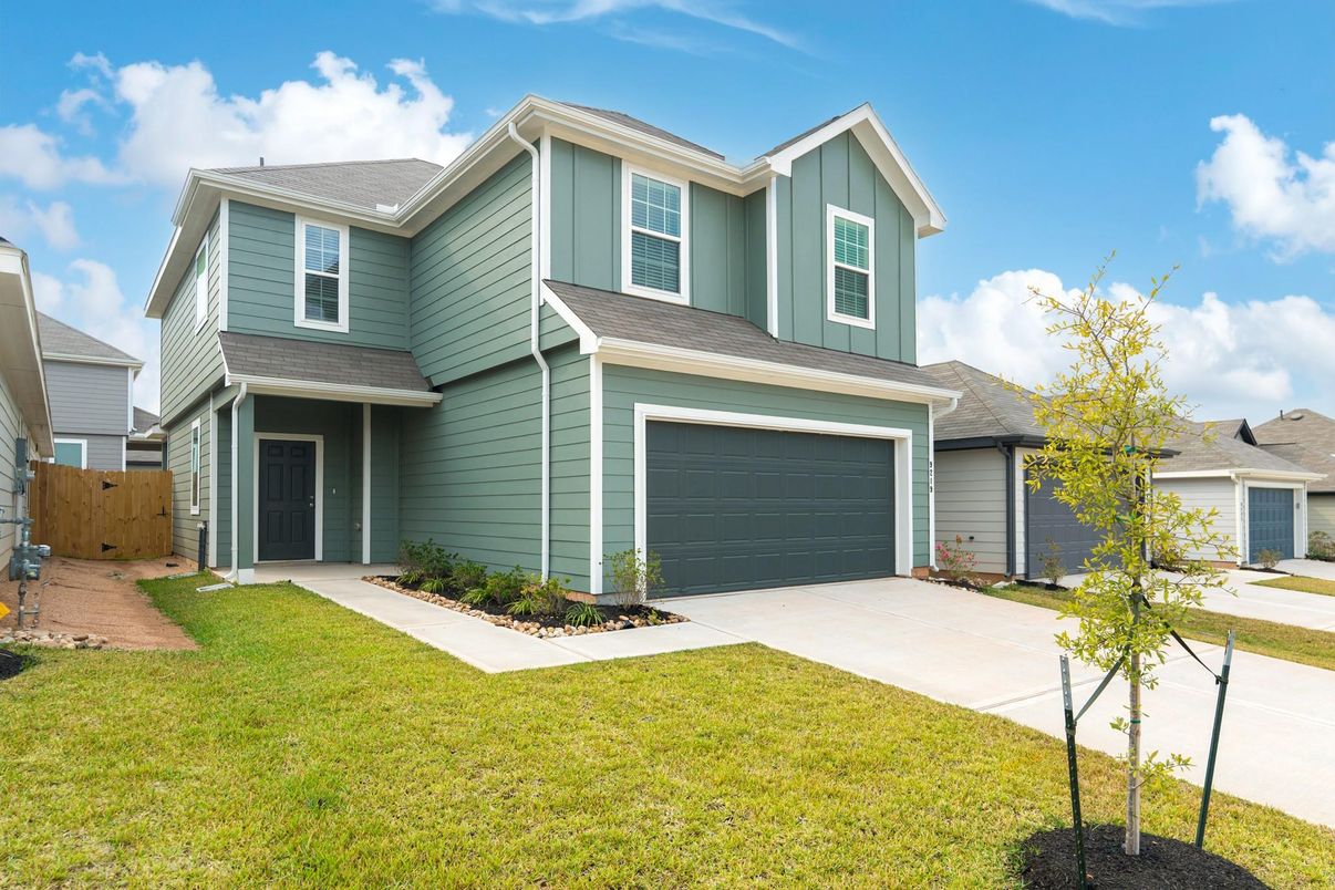 Attached, Exterior, Facade, Farmhouse