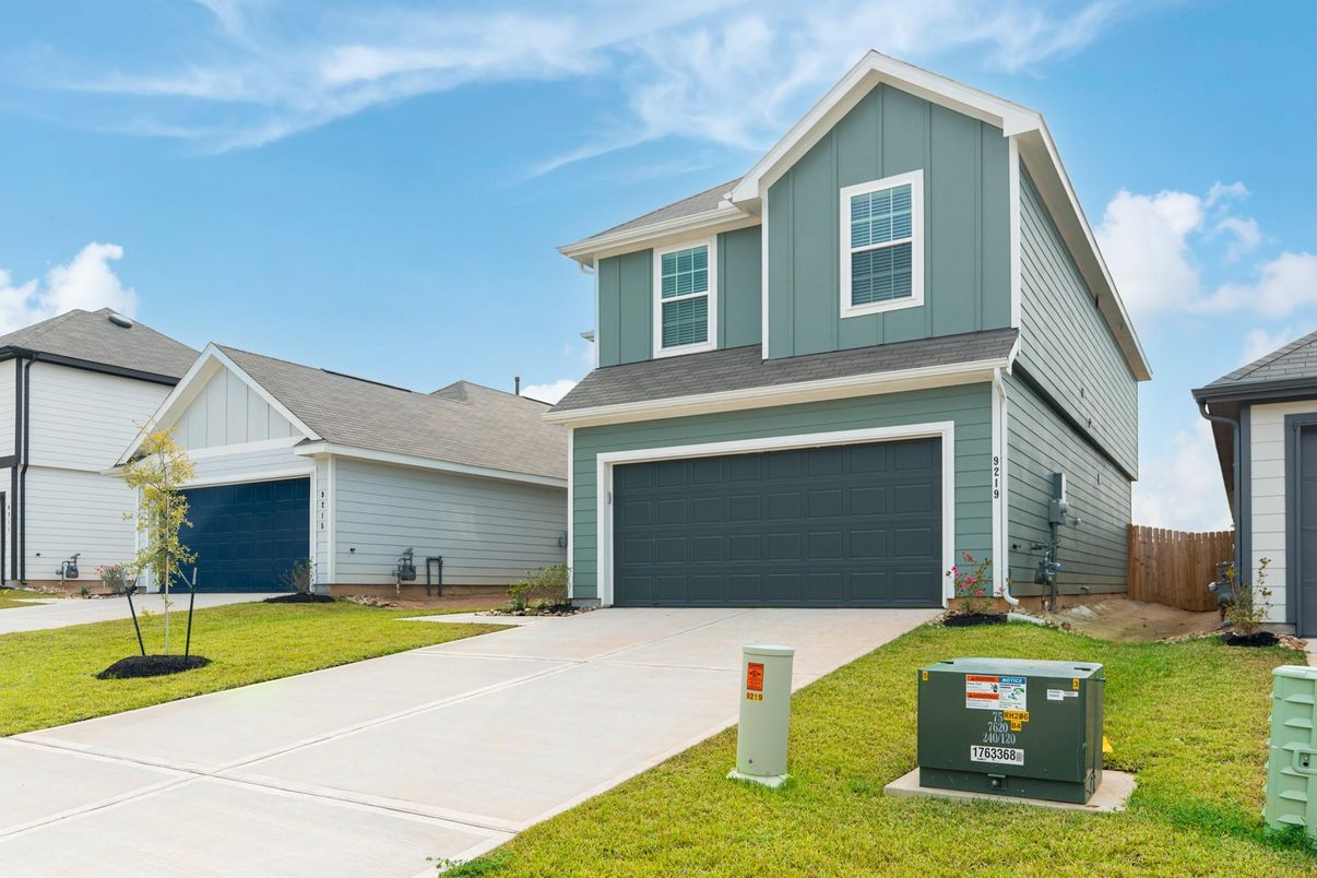 Attached, Exterior, Facade, Farmhouse