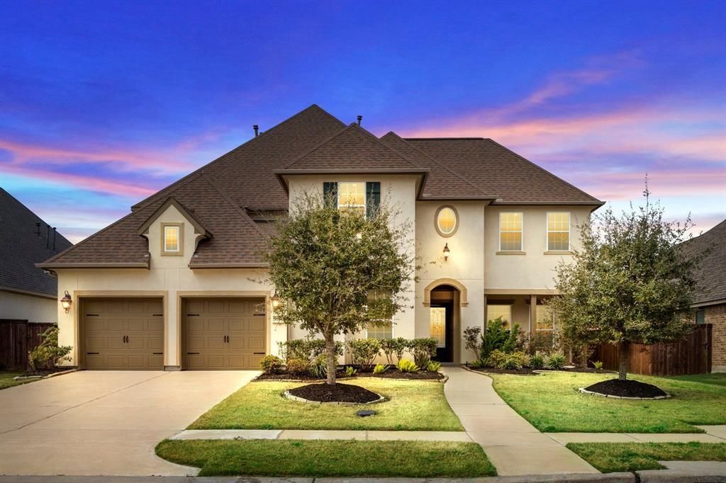 Attached, Exterior, Facade, French Provincial