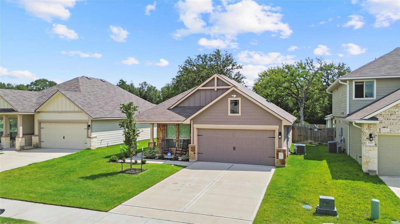 Attached, Exterior, Facade, American Craftsman