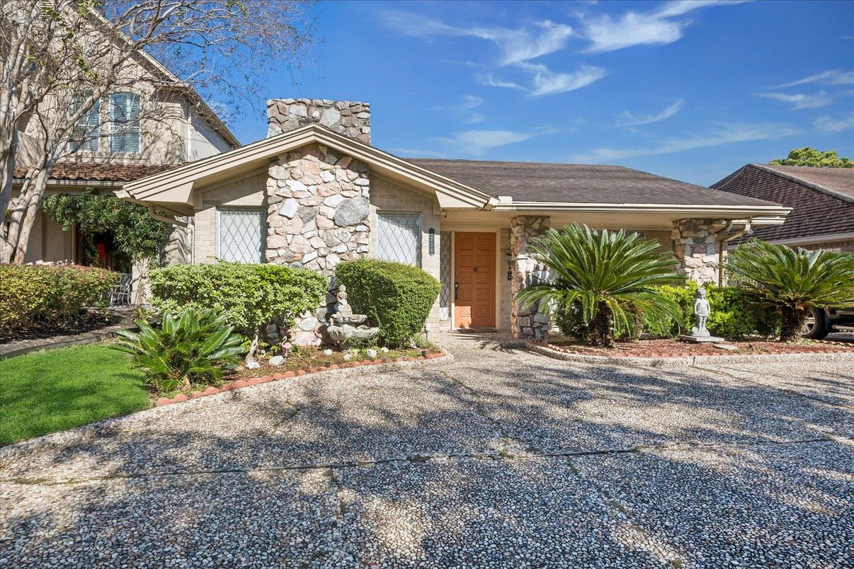 Exterior, Facade, Ranch