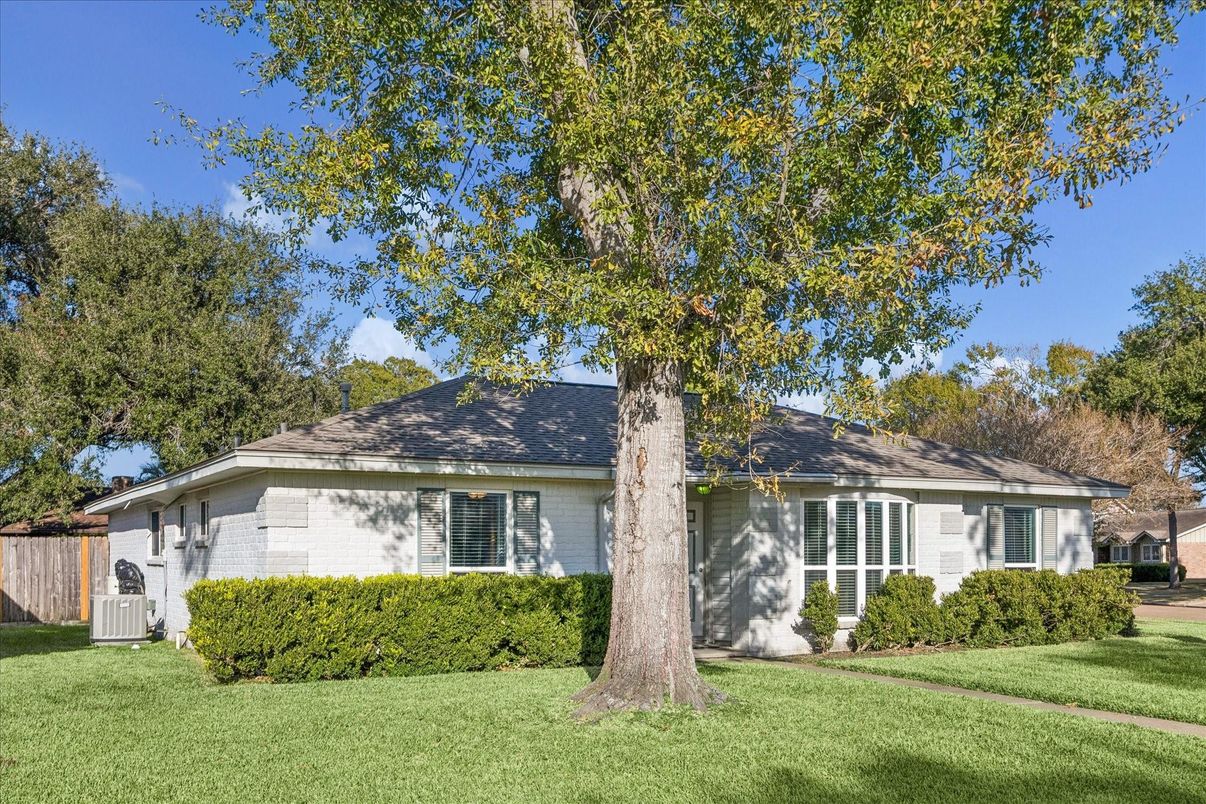 Exterior, Facade, Ranch