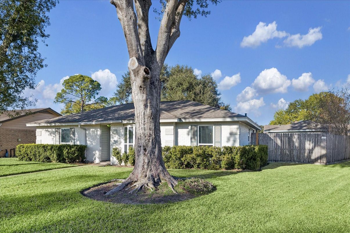 Backyard, Exterior, Facade, Ranch