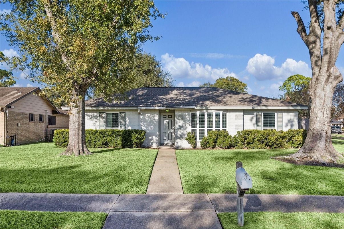 Exterior, Facade, Ranch