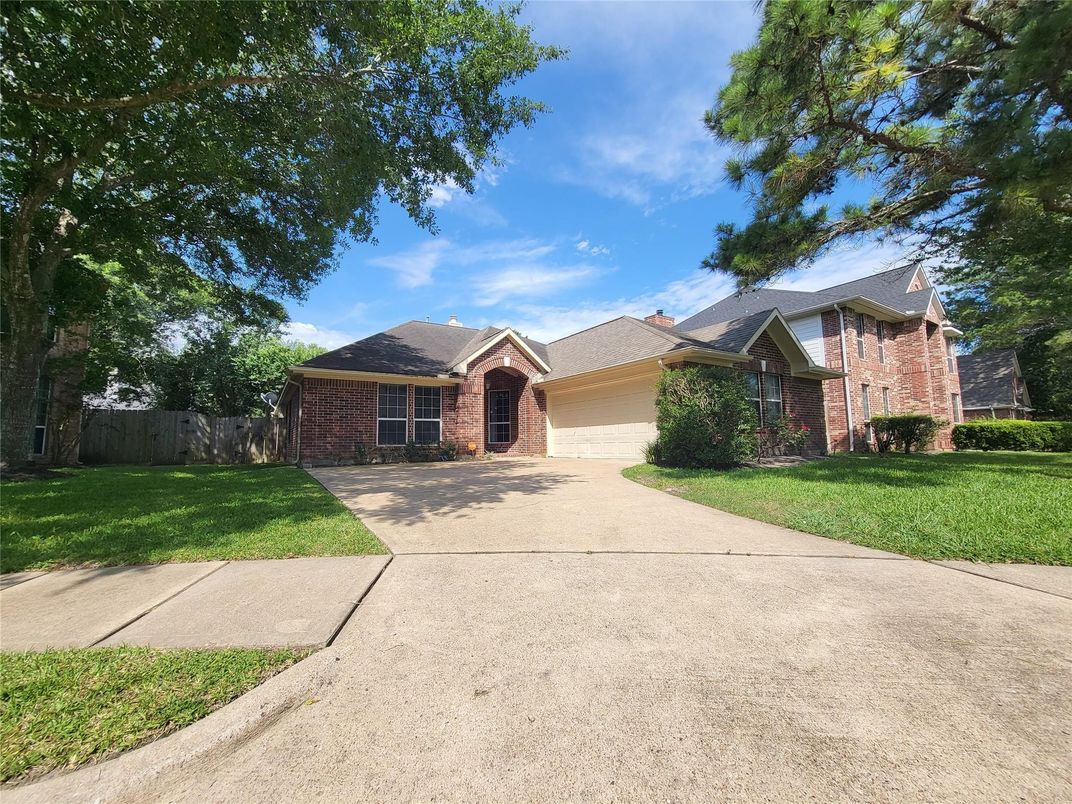 Backyard, Exterior, Facade, Brick Facade, Log Home