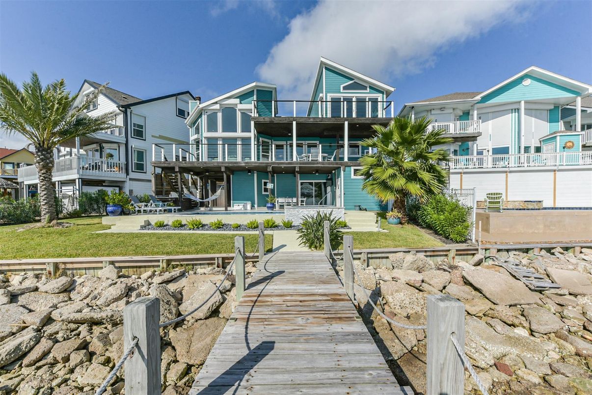 Exterior, Facade, Queen Anne Victorian