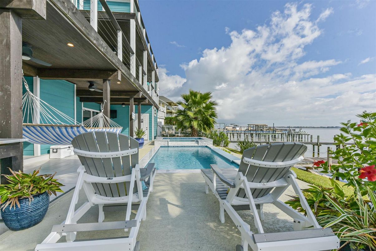 Exterior, Pool, Water