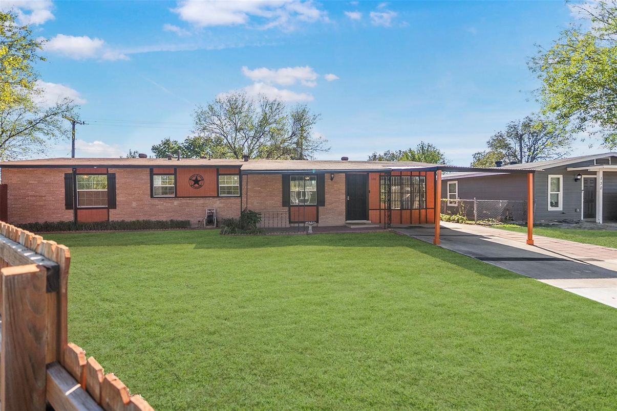 Backyard, Exterior, Facade, Brick Facade, Ranch