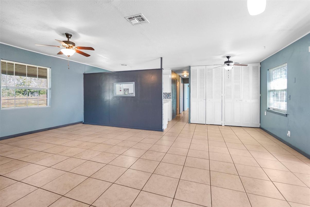 Empty room, Interior