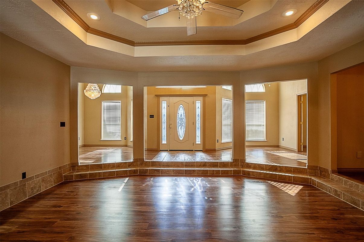 Empty room, Interior, Recessed Lighting, Wood Texture Flooring