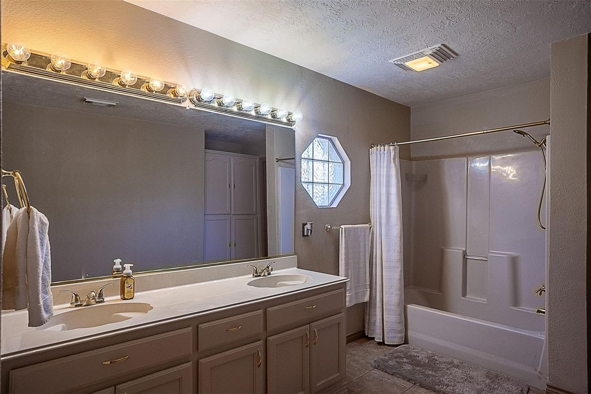 Bathroom, Dual Sink Vanities, Interior, Recessed Lighting