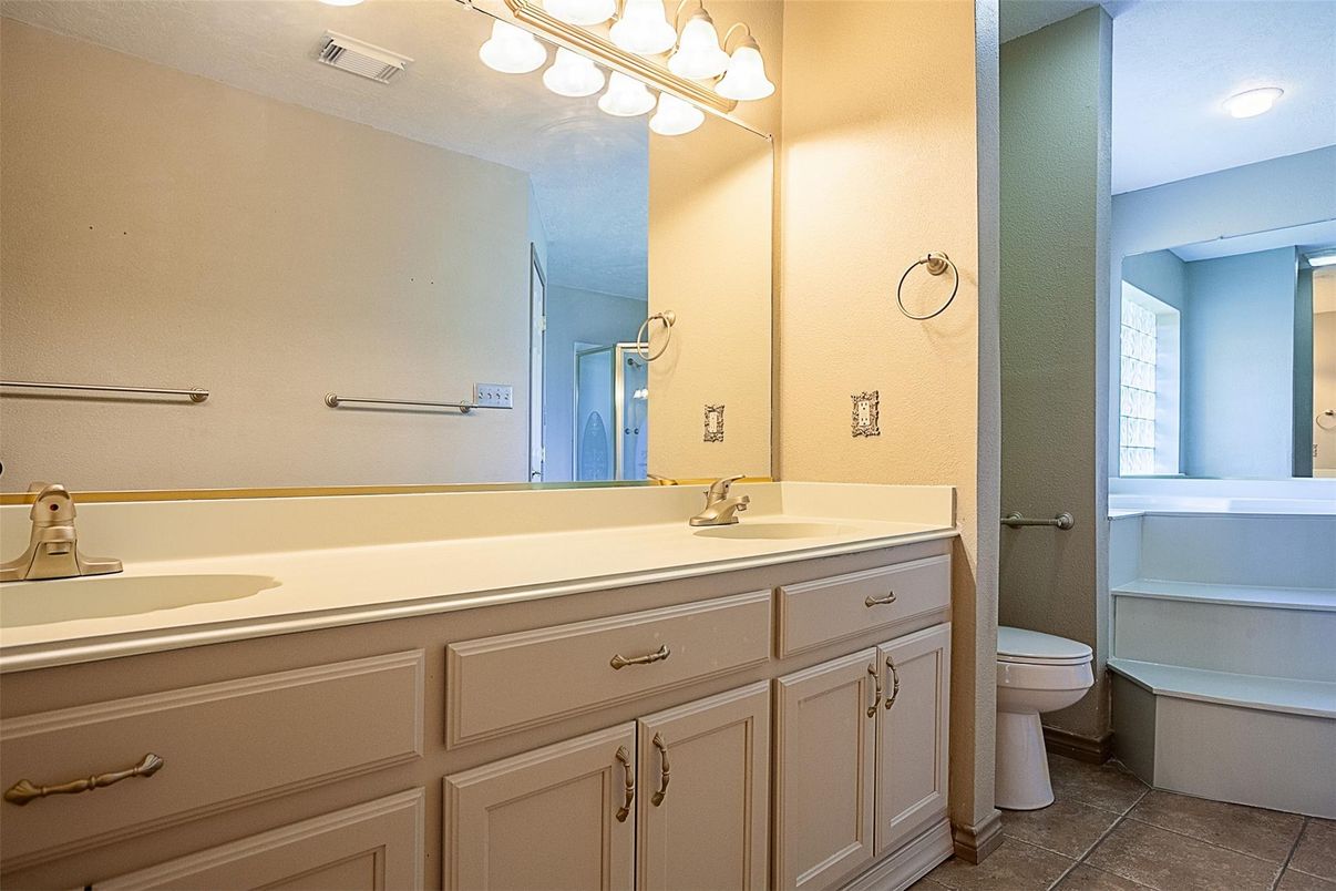 Bathroom, Dual Sink Vanities, Interior, Recessed Lighting