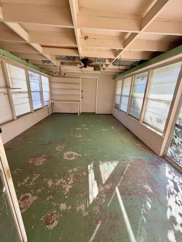 Empty room, Interior