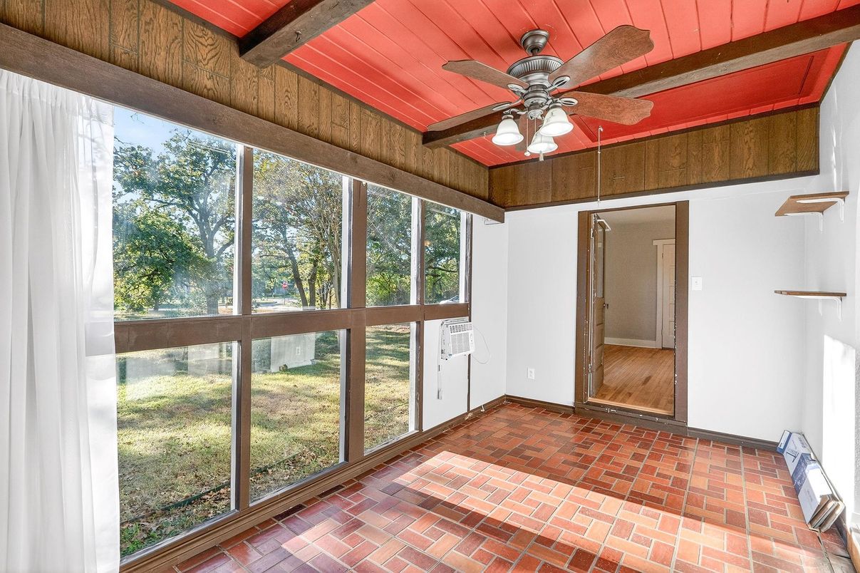 Empty room, Interior, Sun Room, Wooden Beams