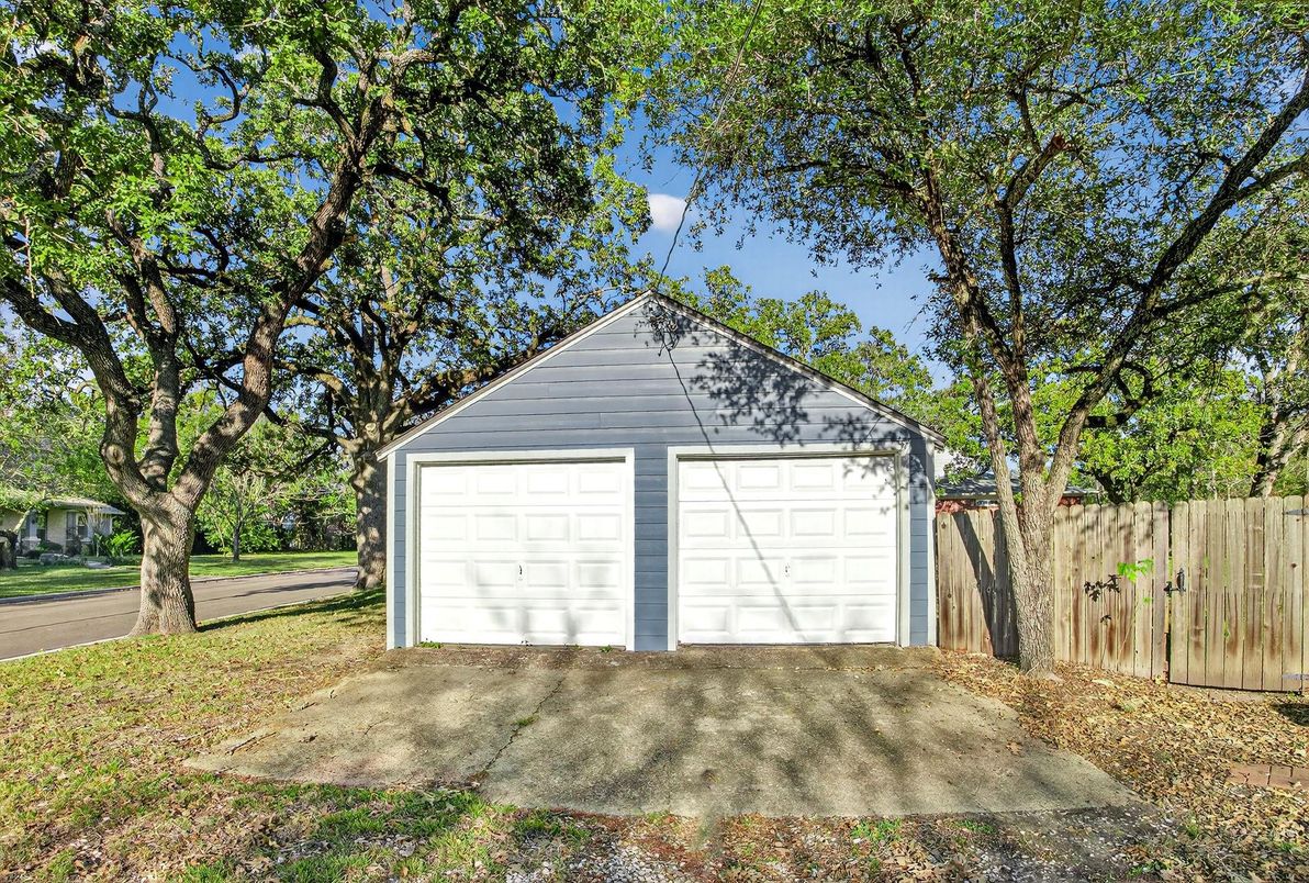 Detached Garage, Exterior