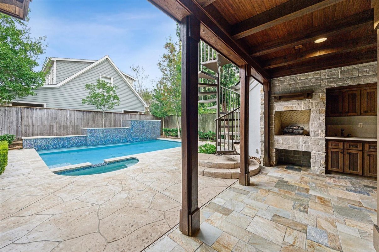 Exterior, Outdoor Kitchen, Pool