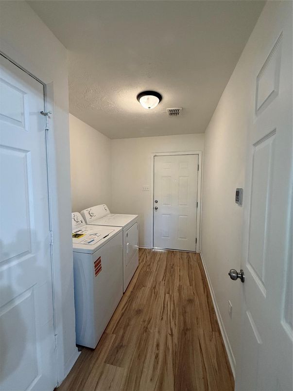 Interior, Washer, Wood Texture Flooring
