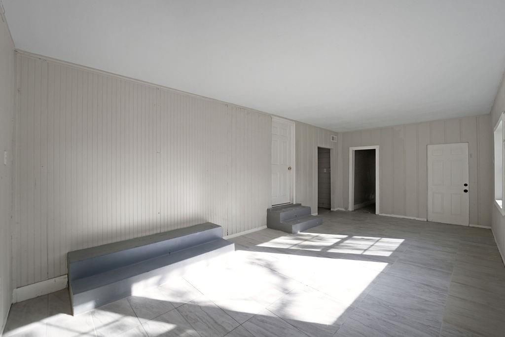 Empty room, Interior