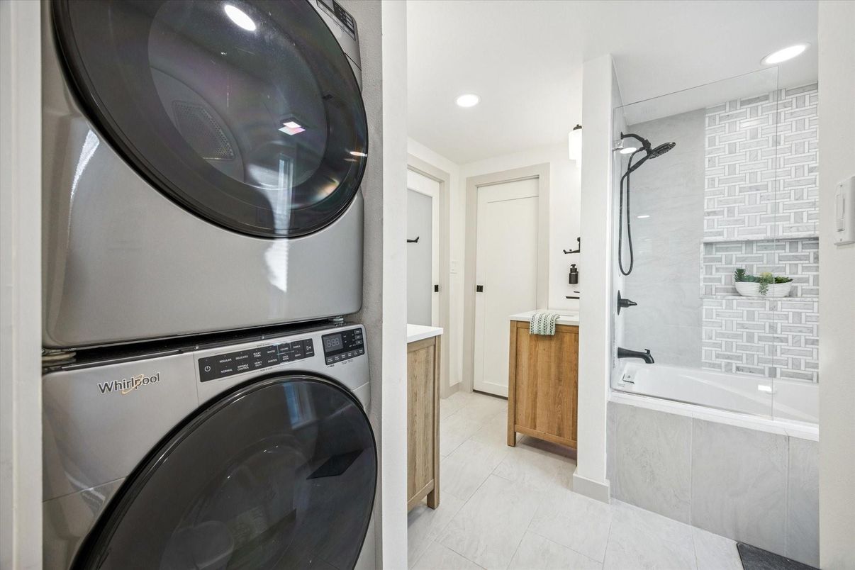 Bathroom, Interior, Recessed Lighting, Washer