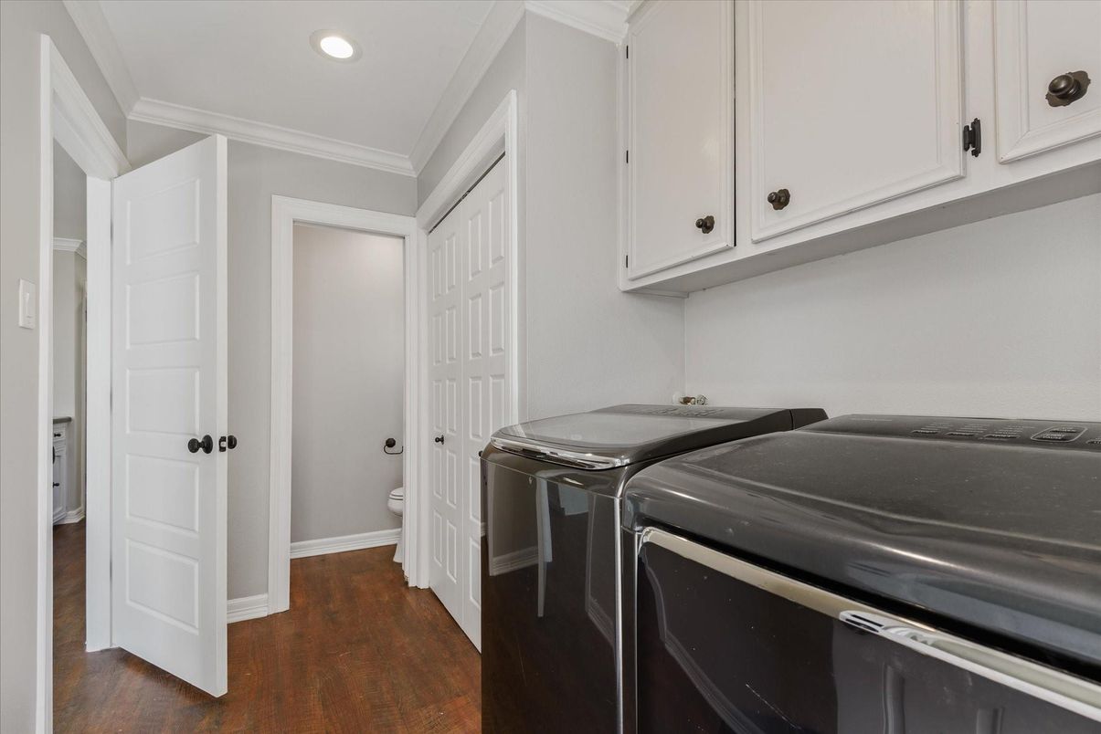 Interior, Recessed Lighting, Washer, Wood Texture Flooring