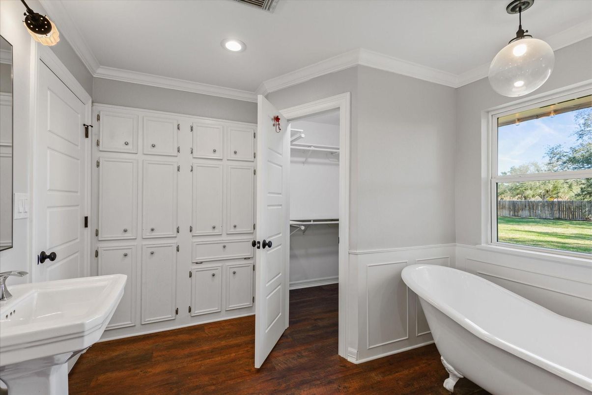 Bathroom, Free Standing Baths, Interior, Pendant Lights, Recessed Lighting, Wood Texture Flooring