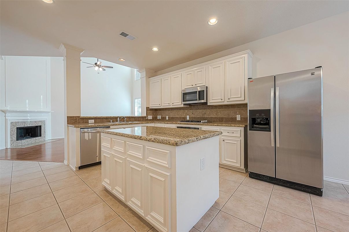 Fireplace, Interior, Kitchen, Recessed Lighting