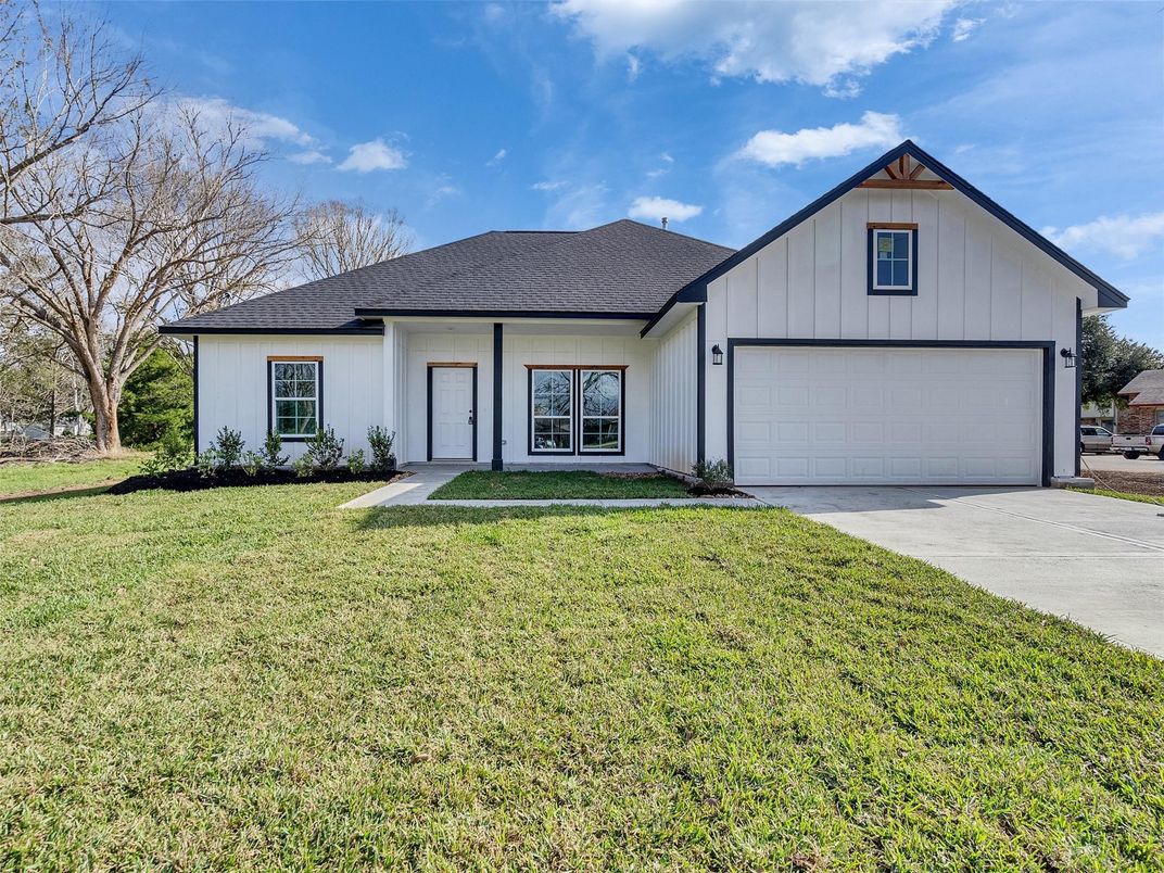 Attached, Exterior, Facade, Farmhouse