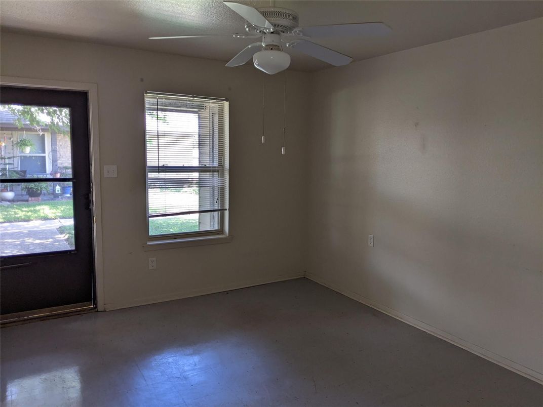 Empty room, Interior