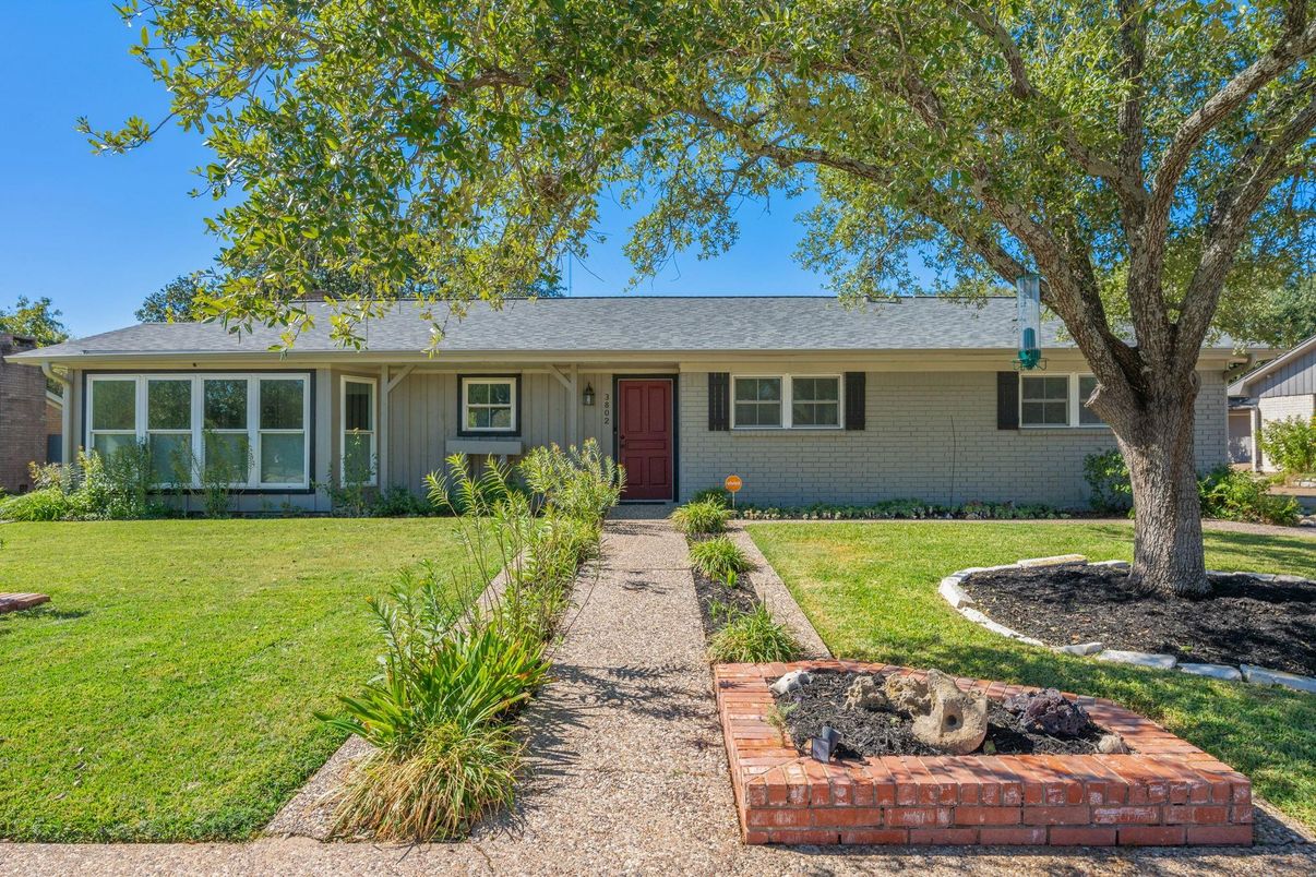 Exterior, Facade, Ranch