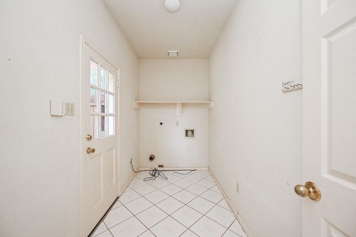 Empty room, Interior