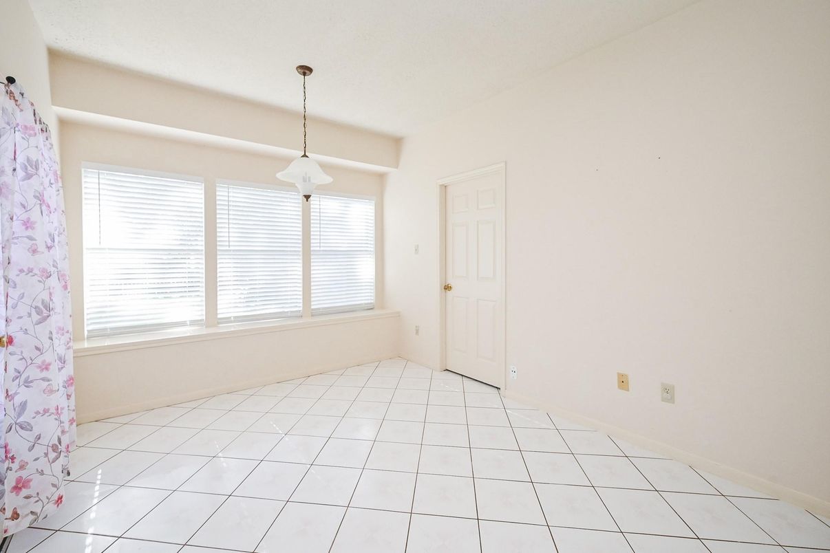 Empty room, Interior, Pendant Lights