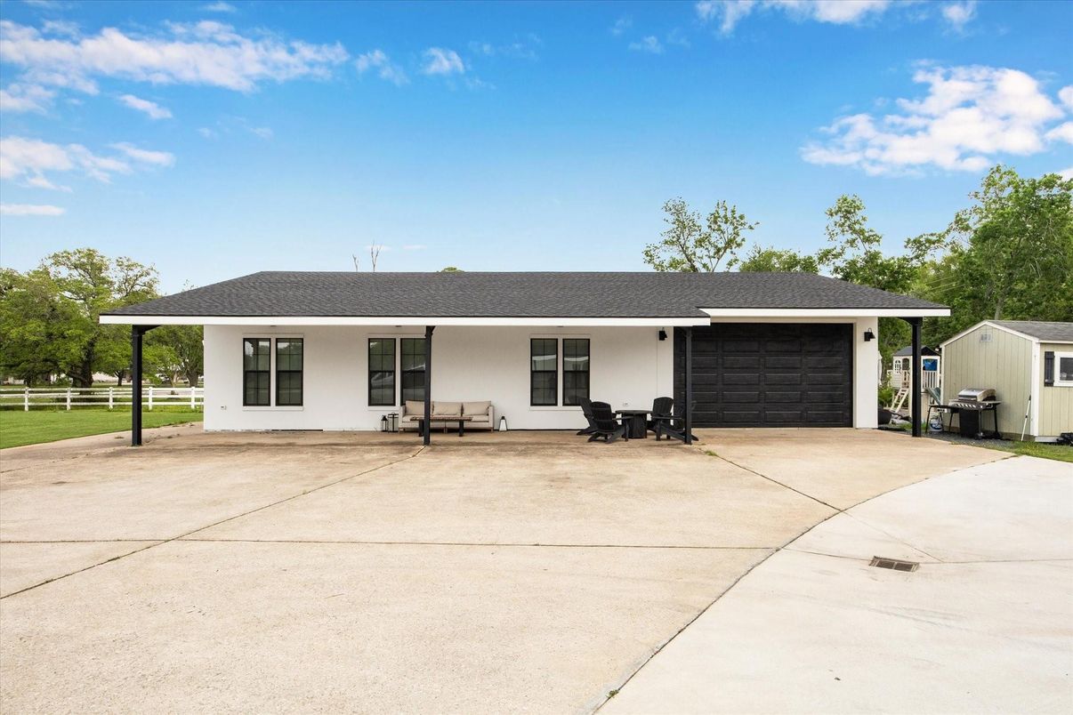 Attached, Exterior, Facade, Ranch