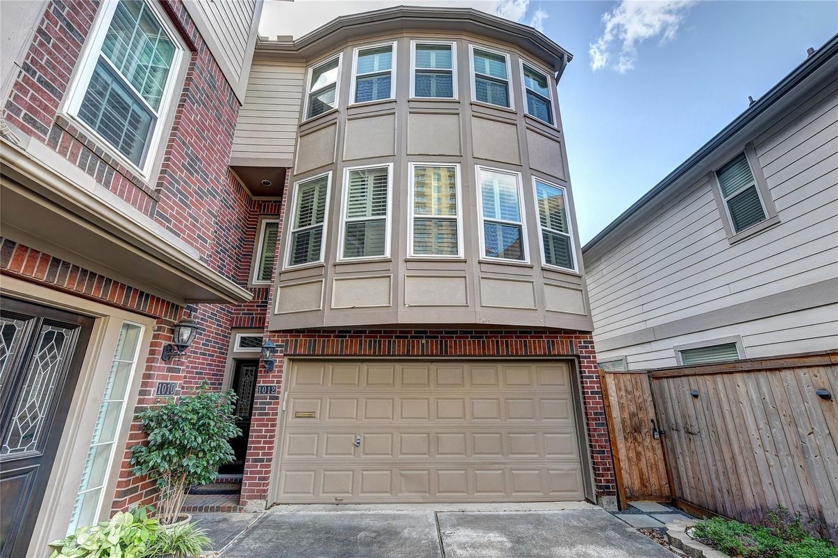 Attached, Exterior, Facade, Brick Facade, Queen Anne Victorian