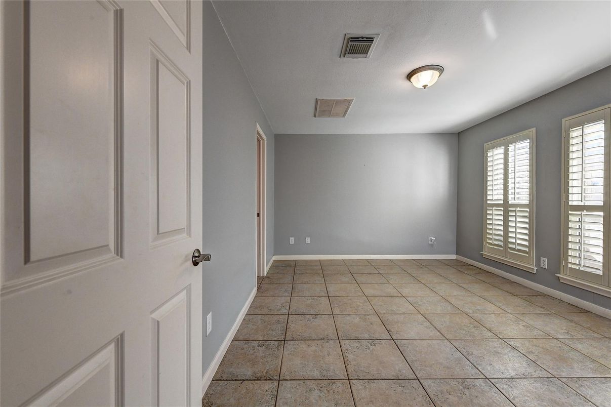 Empty room, Interior