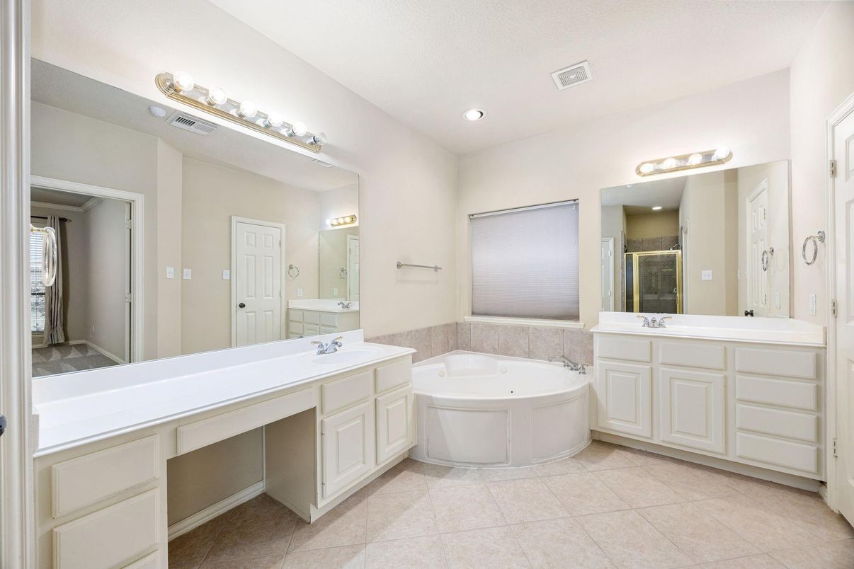 Bathroom, Dual Sink Vanities, Interior, Recessed Lighting