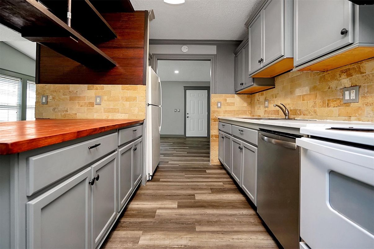 Interior, Kitchen, Recessed Lighting, Wood Texture Flooring