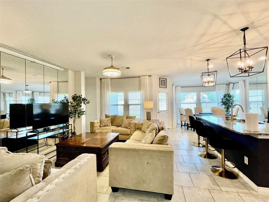 Chandelier, Dining room, Interior, Living room, Pendant Lights, Water