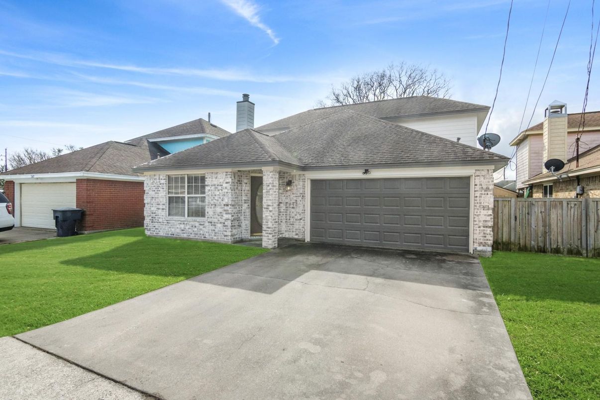 Attached, Exterior, Facade, Brick Facade, Cape Cod