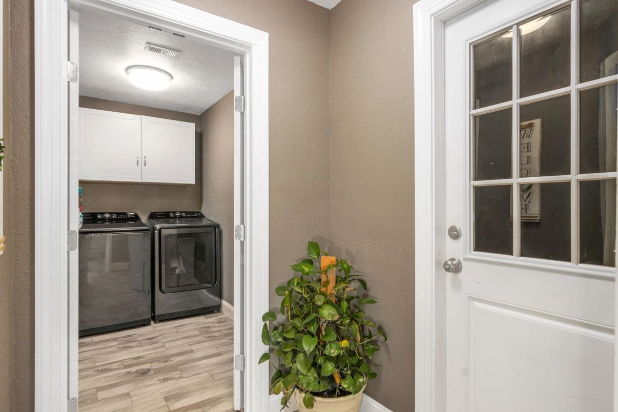 Interior, Washer, Wood Texture Flooring