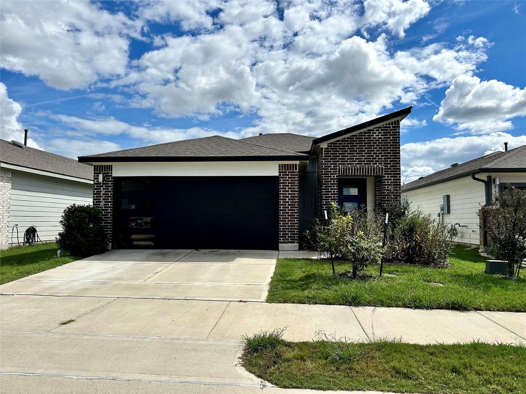 Attached, Exterior, Facade, Ranch