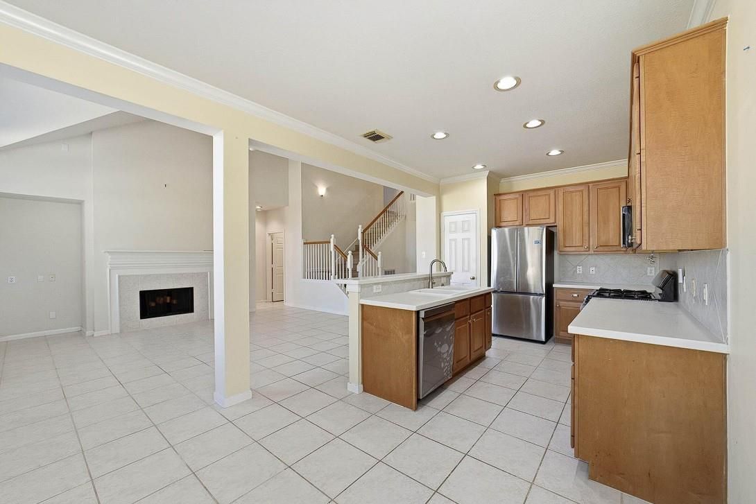 Fireplace, Interior, Kitchen, Recessed Lighting