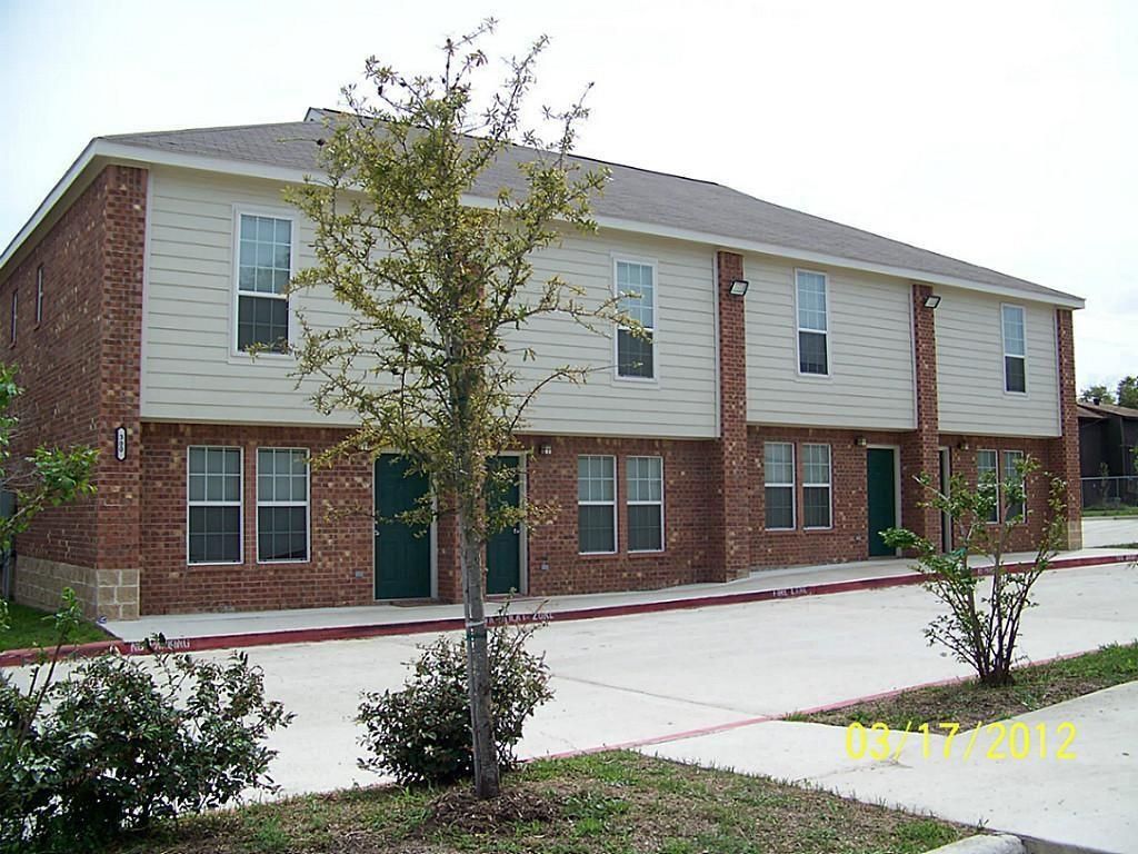Exterior, Facade, Brick Facade, Raised Ranch