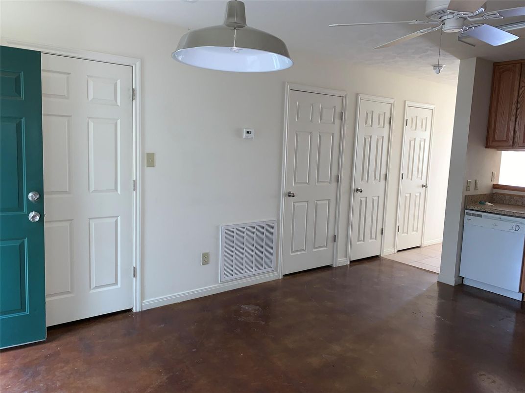 Empty room, Interior