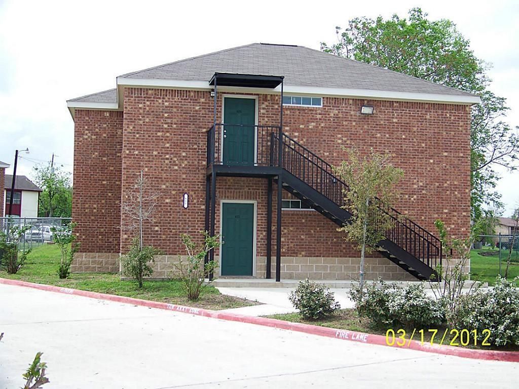 Exterior, Facade, Brick Facade, Brick Traditional