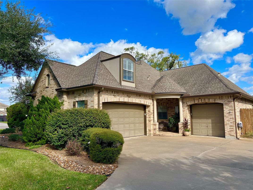 Attached, Exterior, Facade, Brick Traditional