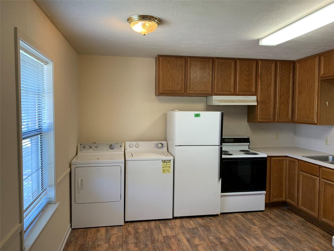 Interior, Kitchen, Washer, Wood Texture Flooring