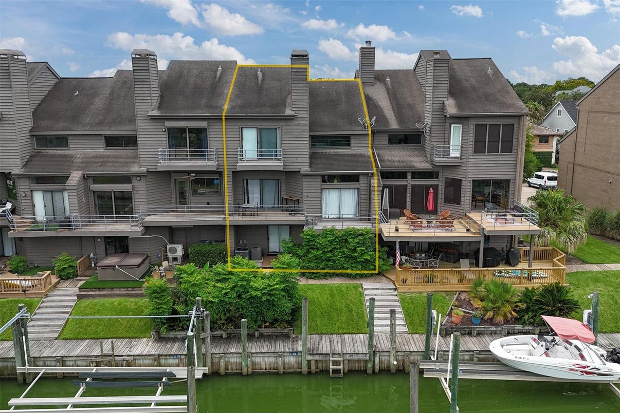 Exterior, Facade, Rowhouse