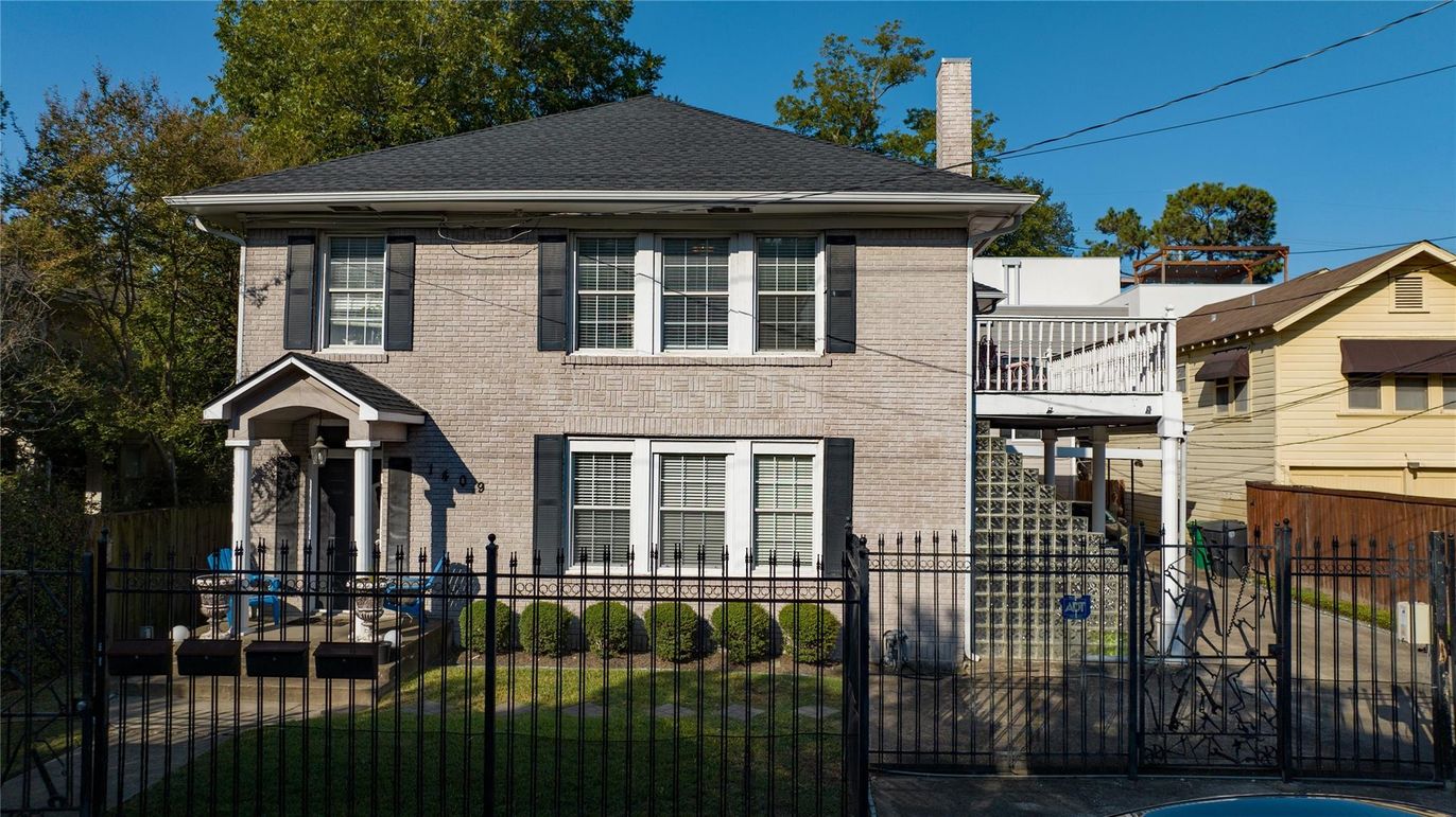 Exterior, Facade, Brick Facade, Georgian